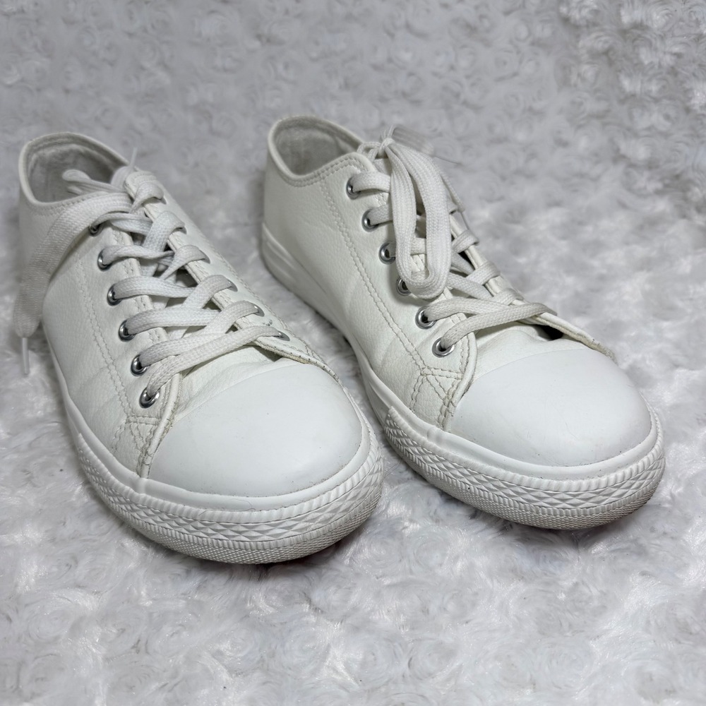 Mudd Womens Size 8.5 White Faux Leather Low Top Lace Up Sneakers